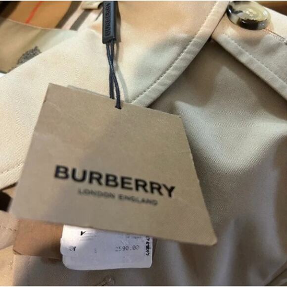 Women's Burberry, England Chelsea trench coat size 8 made in England. NWT. - Picture 12 of 16